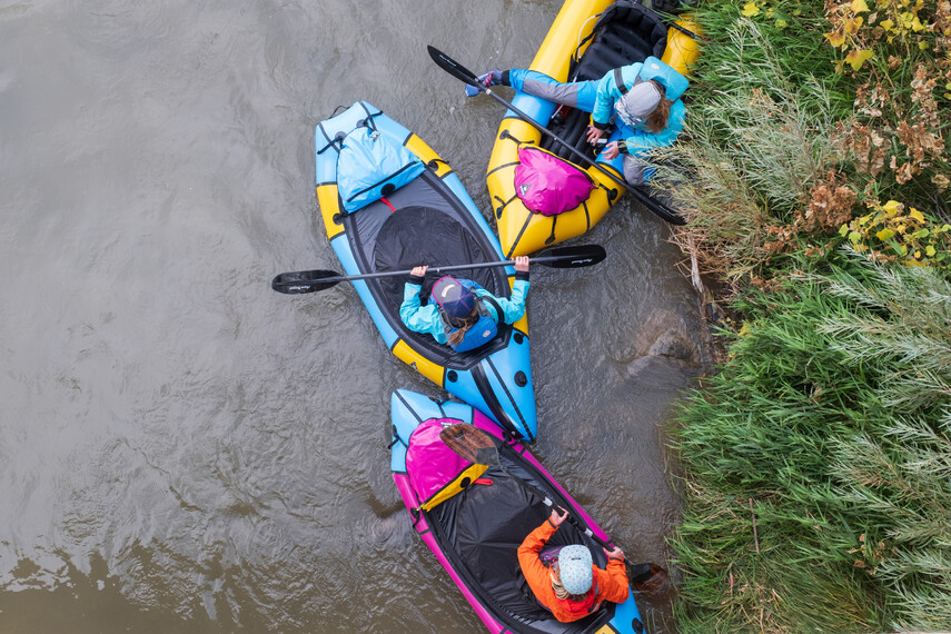 Farbenfrohe Packrafts